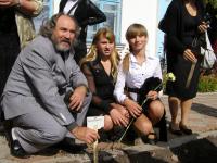 Літературне паломництво у Піски ( Франчук з юними екскурсоводами з шкільного музею-галереї.JPG)